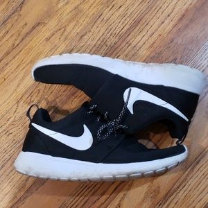 Nike Roshe black and white